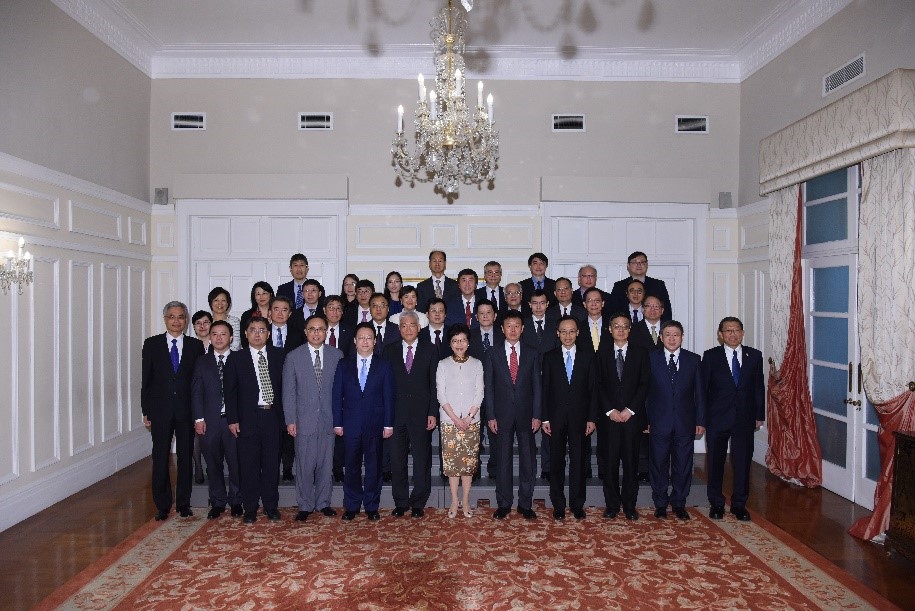 Group photo of the Chief Executive of HKSAR, the Delegation of Ministry of Science and Tehnolgoy, China and the Directors of State Key Laboratories in Hong Kong