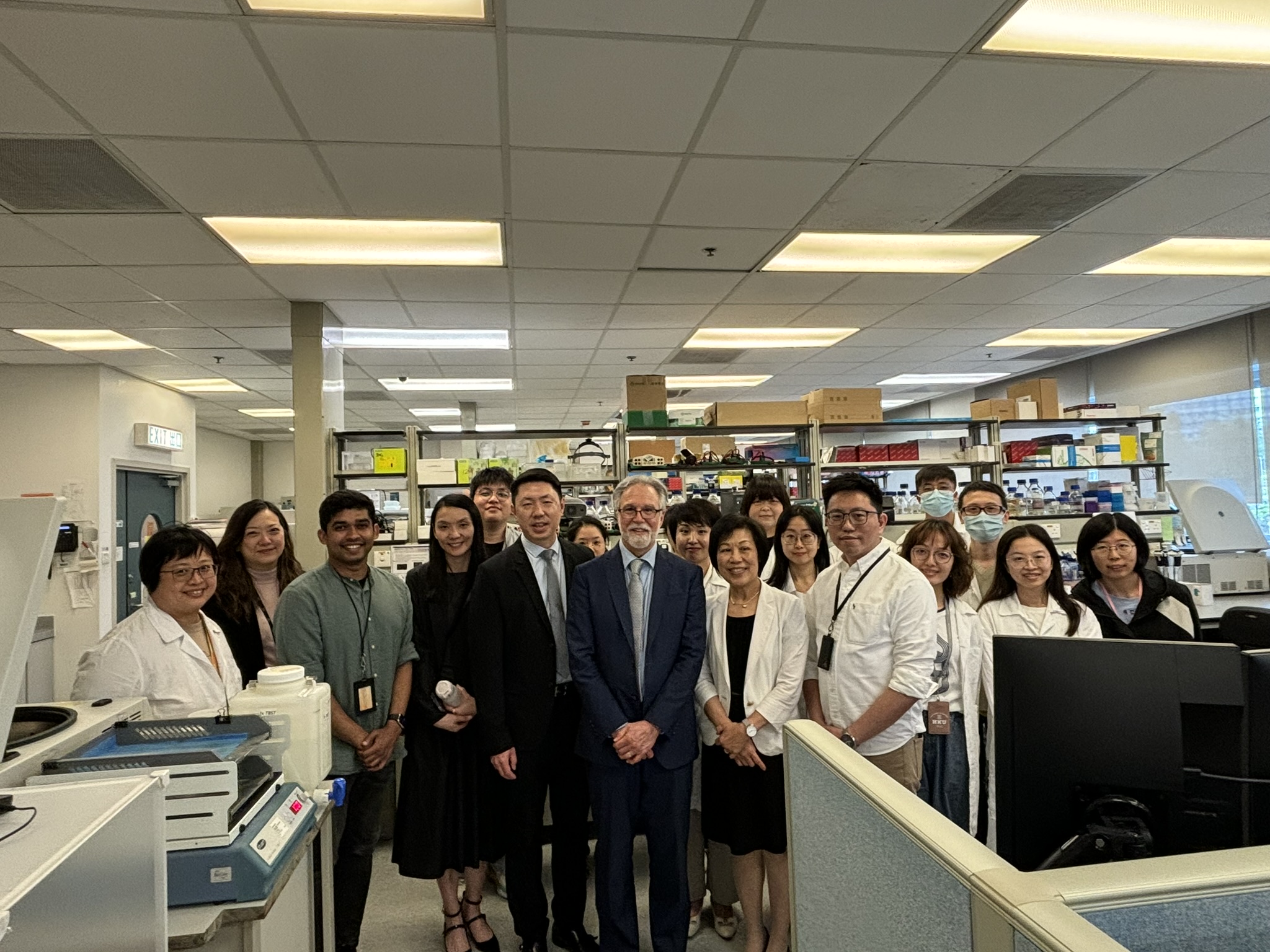 Group photo of Prof. Irene Ng and SKLLR's members  with Professor Gregg Semenza